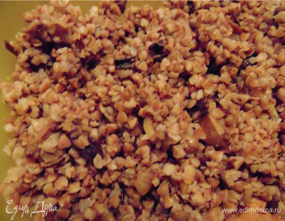 Смешиваем грибы с отварной гречкой и оставляем в сторону.