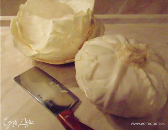 Занимаемся капустой. Снимаем с кочана листья, срезаем толстую часть листа и опускаем листья в кипяток..если у вас капуста тоненька и нежная, то обварите их 1-2 минуты. у меня капуста была большая и жесткая и я обваривала их 7-10 минут )))