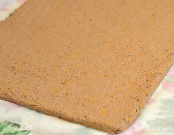 Теперь самое важное — свернуть рулет. Выложить на пергамент фарш ложкой и начинать разравнивать чистыми руками в прямоугольник, хорошо утрамбовать, выровнять все стороны ножом.