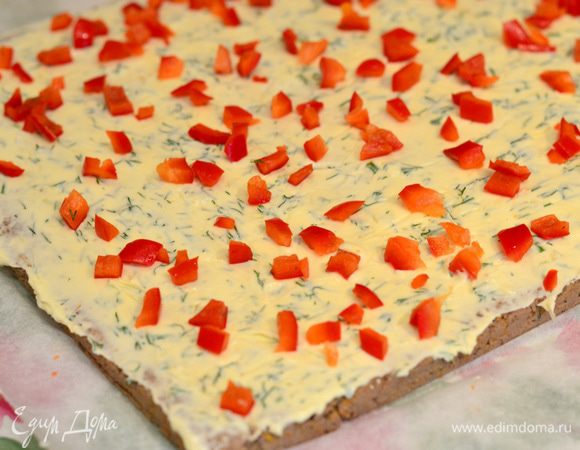 Нарезать на маленькие кубики болгарский перец и сверху его выложить.