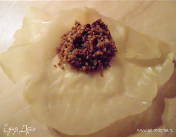 В подготовленные листы заворачиваем начинку и складываем в форму или кастрюлю, в зависимости от того как вы будете их готовить запекать (так как я) или тушить.