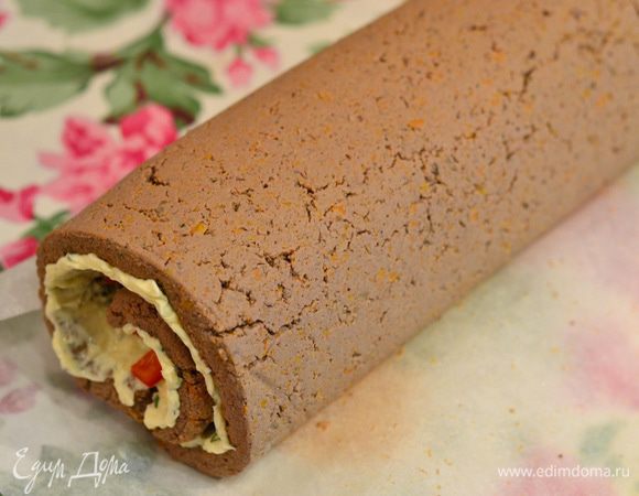 Готовый рулет обернуть плотно пергаментом и поставить в холодильник на 4 часа.