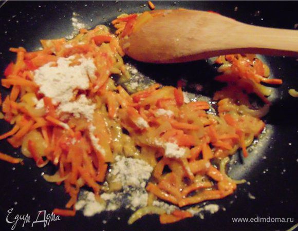 Добавляем муку.Перемешиваем. Я это делаю, так как люблю, что бы соус был достаточно густой, если Вам это не нравится, то просто пропустите этот пункт.