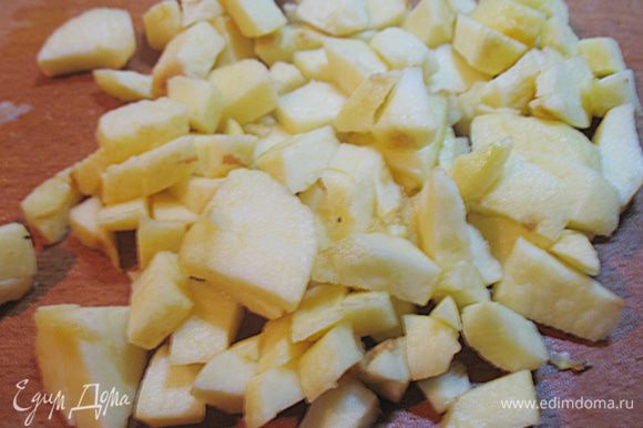 Начнем с приготовления мусса. Очищенные яблоки нарезать кубиками.