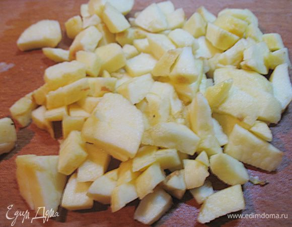 Начнем с приготовления мусса. Очищенные яблоки нарезать кубиками. 