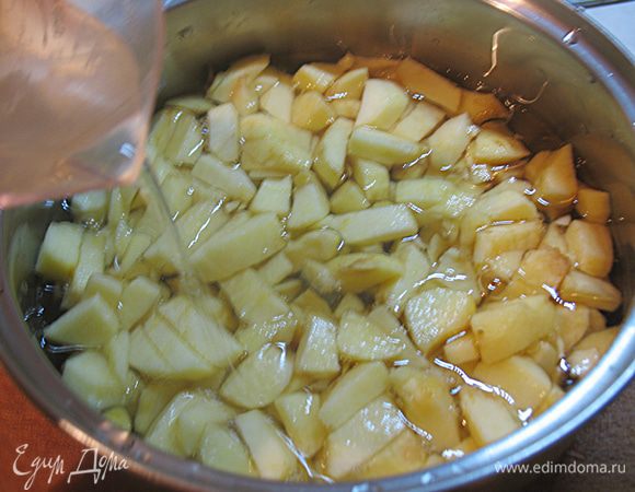 Сложить в кастрюлю и добавить воды, варить 15-20 минут до мягкости.