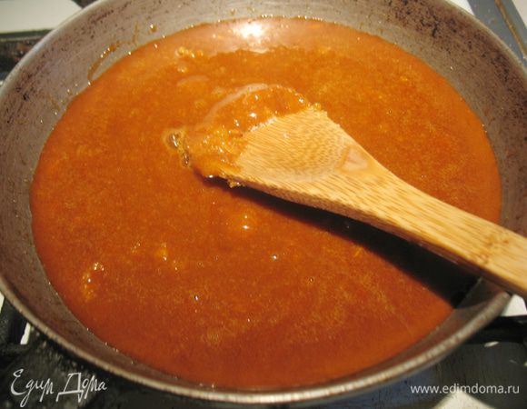 В другой кастрюле приготовить карамель из сахара.