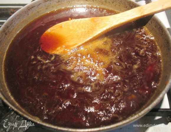 Вольем в карамель горячую  яблочную воду (вливать аккуратно), прогреем до растворения