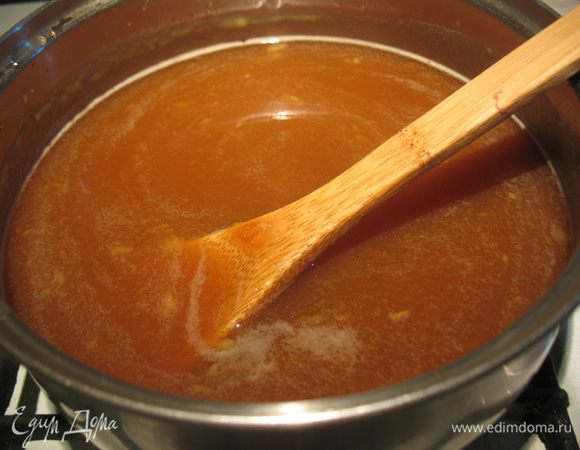 Вольем ее в яблоки. Проварим яблочную смесь еще 5 минут, и перетрем ее блендером до однородности. Добавляем сок половины лимона (лучше полагаться на слой вкус, и добавлять постепенно).