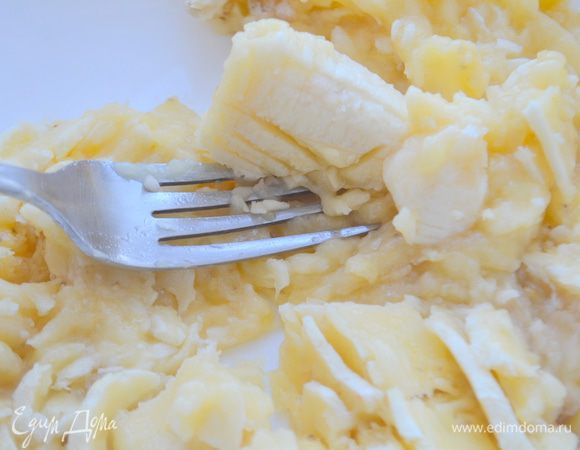 Бананы очистить и вилкой смять в пюре
