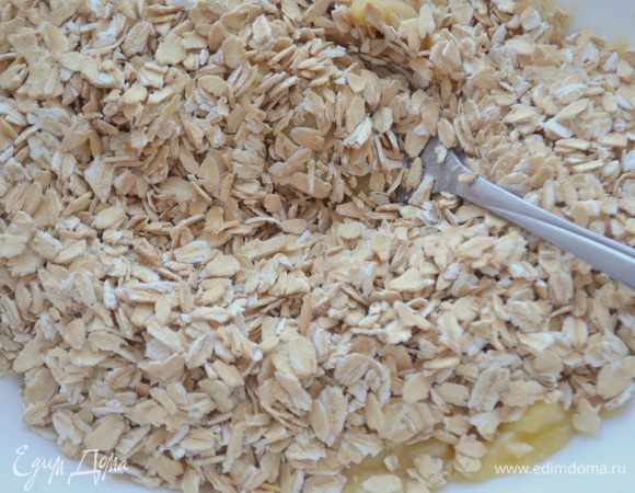 Добавить хлопья и перемешать. Дать постоять 5 минут
