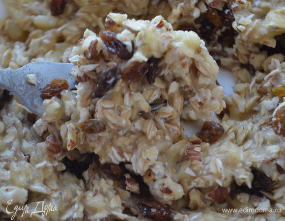 Фундук и изюм всыпать в общую массу и размешать
