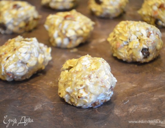 Мокрыми руками сформировать шарики и уложить на противень, застеленный ковриком для выпечки
