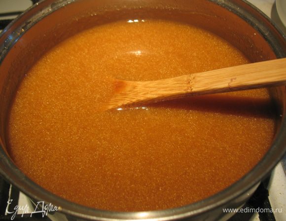 Яблочно-карамельное пюре ставим на огонь, доводим до кипения и вводим манку. Варим до загустения, помешивая.  