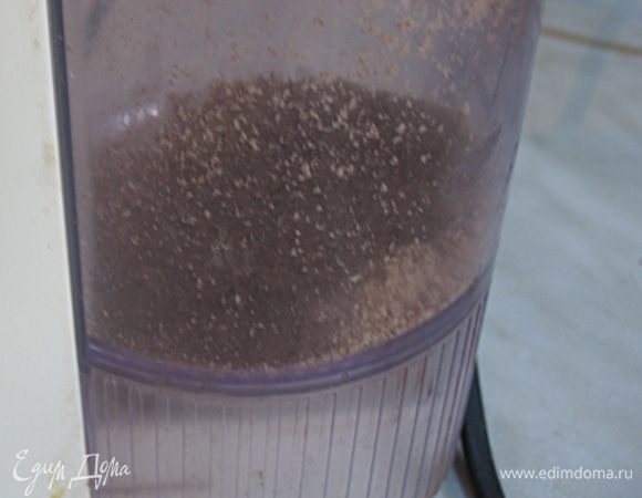 У нас в магазинах можно найти только пшеничную муку, да периодически бывает гречневая, овсяная!!  Так вот за неимением таковой, я лен смолола в кофемолке. Просеяла, но не выбросила остатки челухи, а пустила в дело. Вот так у меня получилась льняная мука.  