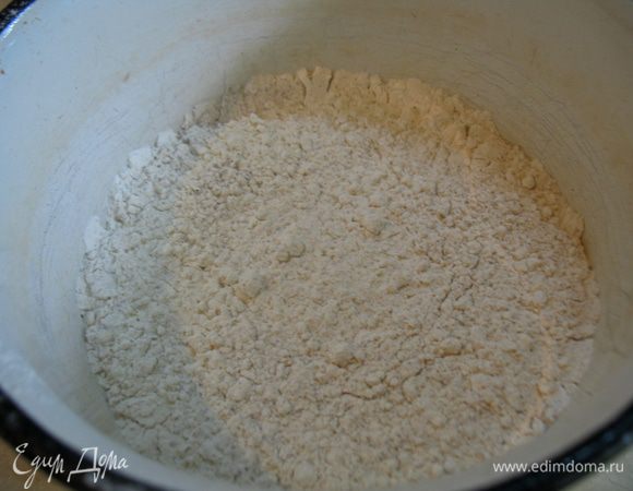 В миске смешать просеянную пшеничную муку и льняную. 