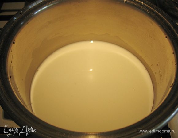 В кастрюльке  соединить молоко, воду, ванильный сахар, сахар, соль и прогреть.