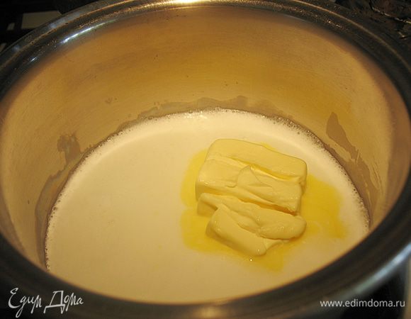 Как только вода с молоком начнет закипать добавляем сливочное масло.  После того как масло растворилось даем ему покипеть 5-10 секунд, чтобы все хорошо перемешалось.