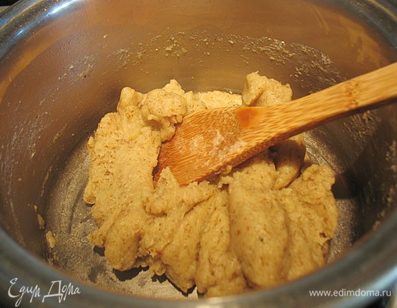 Всыпаем муку и деревянной!!!  лопаткой быстро перемешиваем, убрав с огня. Возвращаем на средний огонь еще на 2 минуты, постоянно помешивая. 