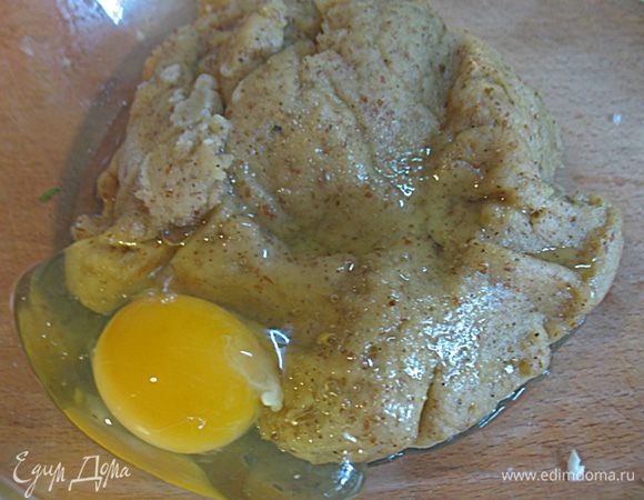 По одному добавляем яйца, после третьего яйца начинаем следить за консистенцией теста. Уже добавляем не целое яйцо, а по половинке, взбив предварительно вилкой.  Тесто должно получится эластичным, текстура должна быть не плотной, но и не жидкой. 