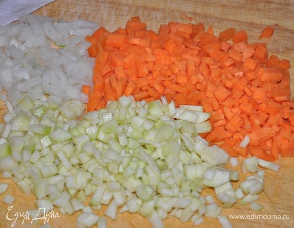 Цукини (кабачок) очистить от кожуры, нарезать кубиками, лук и морковь  также нарезать кубиками.

