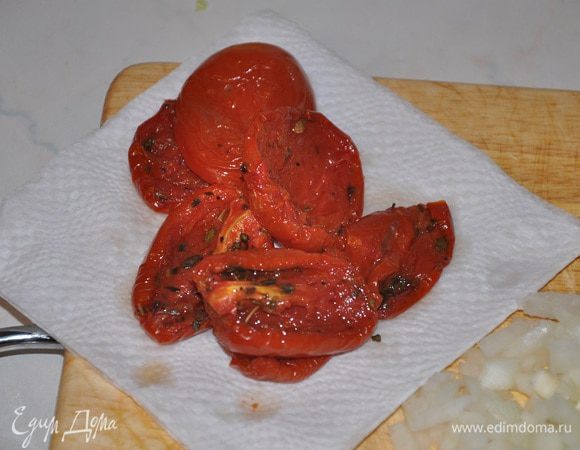 Вяленые помидоры выложите на бумажное полотенце и удалить излишек масла. а после нарежьте кубиками.