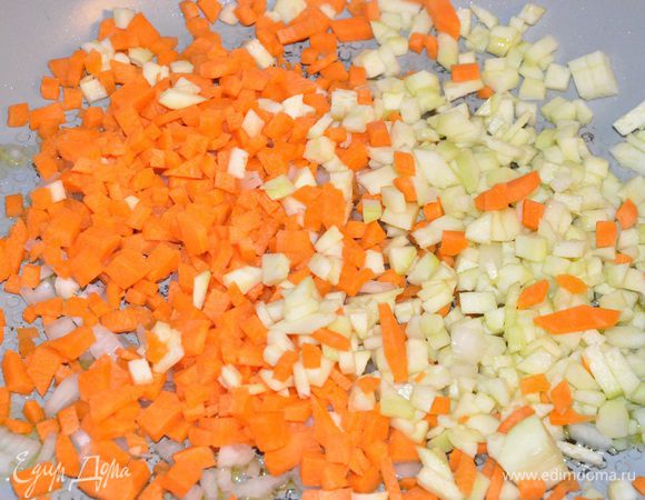 Овощи обжарить в оливковом масле, кроме помидоров. до мягкости и золотистого цвета.
