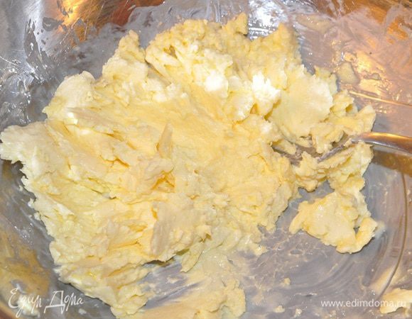 Размягченное сливочное масло взбить венчиком или размять вилкой с оливковым маслом.