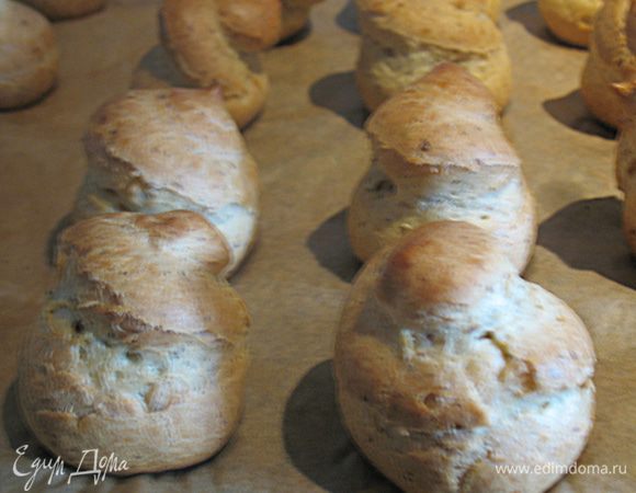 Выпекать профитроли в разогретой до 200 градусов духовке 10 минут, затем температуру снижаем до 180 и выпекаем еще 10-15 минут. Во время выпекания профитролей нельзя открывать духовку!!!!! иначе они осядут.  Достаем профитроли из духовки и охлаждаем.  Осталось научится делать их красивыми!!! 