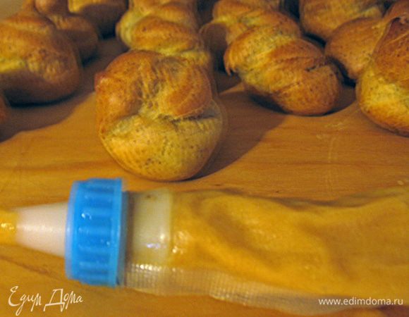 Охлажденный мусс помещаем в кондитерский мешочек и начиняем им наши остывшие  профитроли. 