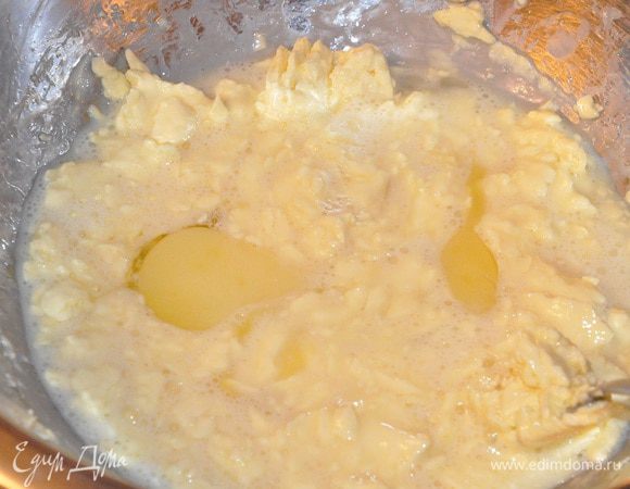 Добавить яйцо и желток, тмин, соль и перец,
тыквенные семечки.