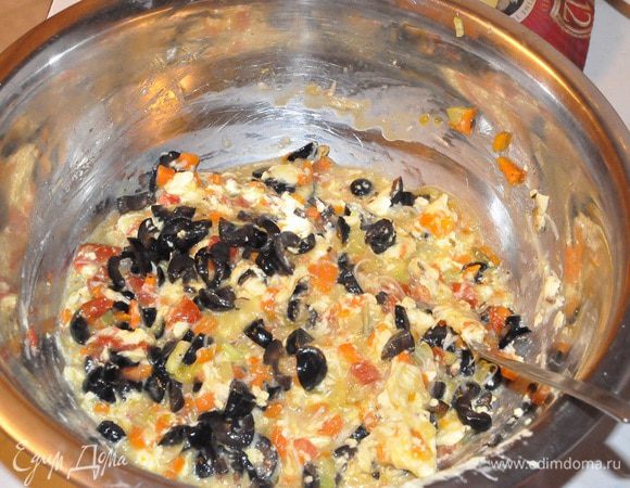 Нарезанные мелко маслины, тертый сыр и перемешать. Просеять муку с содой и разрыхлителем, добавить к овощной массе и замесить тесто. 