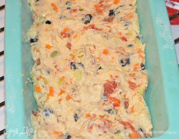 Сильно перемешивать не нужно. Слегка, чтобы получилось рыхлое тесто. Форму смазать оливковым маслом и присыпать мукой, выложить тесто. 