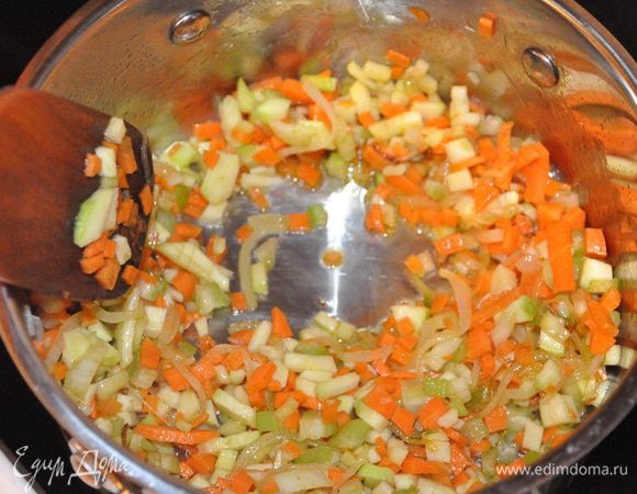 добавьте морковь, сельдерей, кабачок, и готовьте 5 минут, 