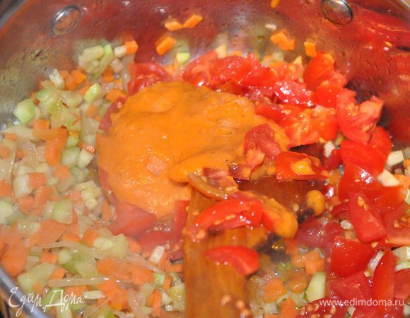 Введите помидоры, томатную пасту, 