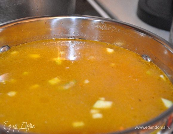 Влейте 1,5 л. бульона и доведите до кипения. Варите на слабом огне примерно минут 35, 