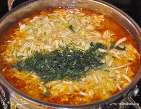 Положите картофель, лапшу и варите еще минут 10, добавьте капусту, базилик укроп или петрушку, посолите, поперчите и варите еще минут 5. 