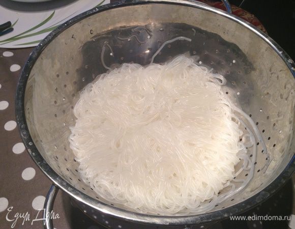 Отварить рисовую лапшу. В кастрюлю с кипящей водой положить лапшу, варить 5 минут. Откинуть не дуршлаг и убрать в сторонку, пусть ждет своего часа.