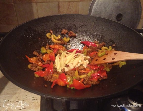 Затем приступаем к мясу. Мясо должно быть подмороженным, чтобы легче было его резать очень тонкими ломтями.(прошу прощения за то что нет фото поздно вспомнила про это) Мясо порезали переложили в тарелку. Дальше режем сельдерей как обычно, китайскую капусту крупными кубиками примерно 3 см.на 2 см., перцы так же, корень имбиря соломкой, чеснок тонкими дольками.Все порезали, подготовили к жарке.