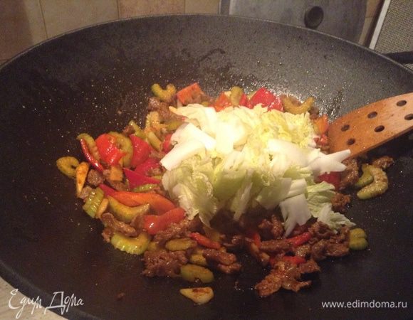 Накалить сковороду с маслом. На сильном огне жарить мясо, постоянно помешивая, добавить 2 ст.л. соевого соуса, 05 ч.л. сахара, паприку, красный и черный перец. Жарить до тех пор пока не уварится вся  жидкость.
Теперь по очереди добавляем овощи.Сначала сельдерей, жарим помешивая 2 минуты, затем перцы, тоже жарим 2 мин., в ход пошла китайская капуста, тоже две минутки и постоянно помешиваем, ( на мой взгляд это самый вкусный ингредиент в этом блюде!) и завершаем жарку чесноком и имбирем, тоже примерно две минуты. Пробуем на соль, если не хватает посыпаем морской солью.