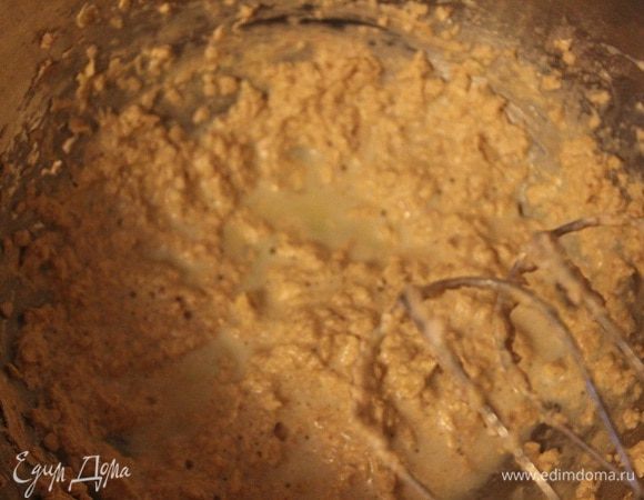 Разотрите сливочное масло с сахаром добела, введите яйцо и лимонную цедру.