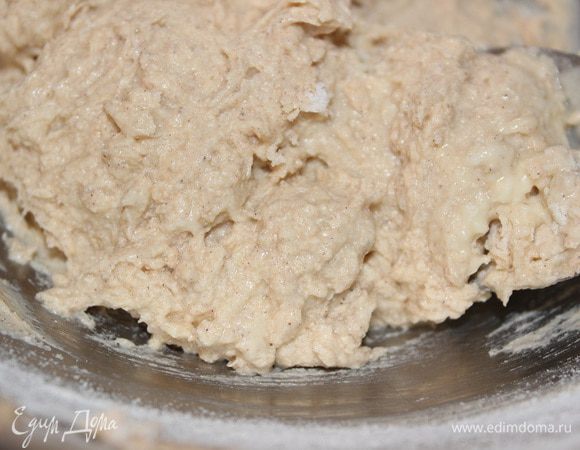 Муку просеять с разрыхлителем и добавить к яичной массе, перемешать,должно получится тесто как густая сметана.