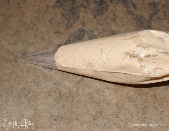 Срежьте кончик кондитерского мешка в 1 см., и переложите в него тесто. 