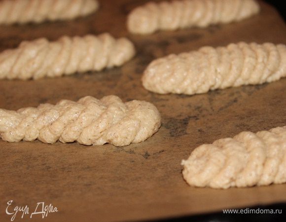 Выложите тсето на выстеленный и смазанный маслом противень длиной 7 см., оставляйте обязательно между печеньями расстояния, потому как при выпечке они расползаются очень сильно. Выпекайте 3-5 минут при температуре 220 гр. С. Охладите на решетке.
