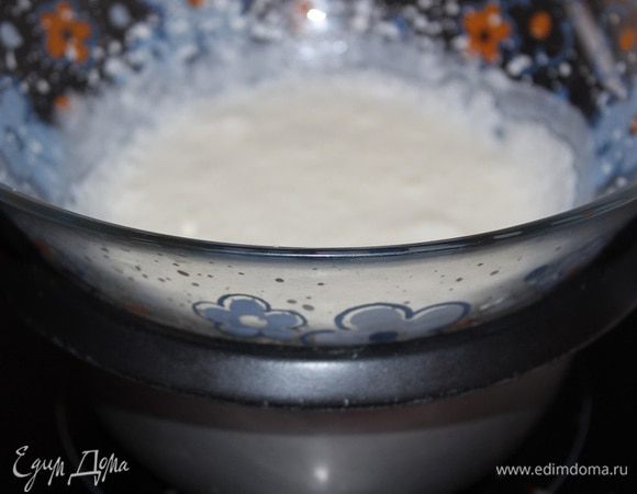 Для сабайона. Поместите желтки в большую миску, всыпьте сахар и влейте вино. Поставьте на горячую водяную баню и взбейте в пышный крем около 8-10 минут. Налейте теплый крем в высокие бокалы и украсьте их шоколадной стружкой или  цедрой.