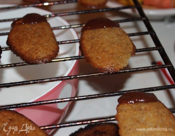 Растопите шоколад и обмакните в него кончик каждого печенья.