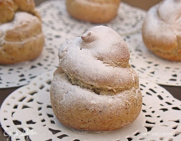 Посыпаем наши профитроли сахарной пудрой!!! 