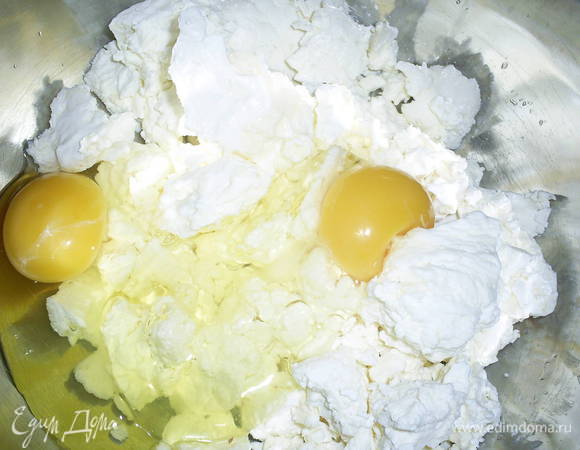 Творог растираем вилкой с сахаром, солью, ванилином и яйцами. Можно использовать блендер, но я люблю, когда в запеканке попадаются кусочки творога.