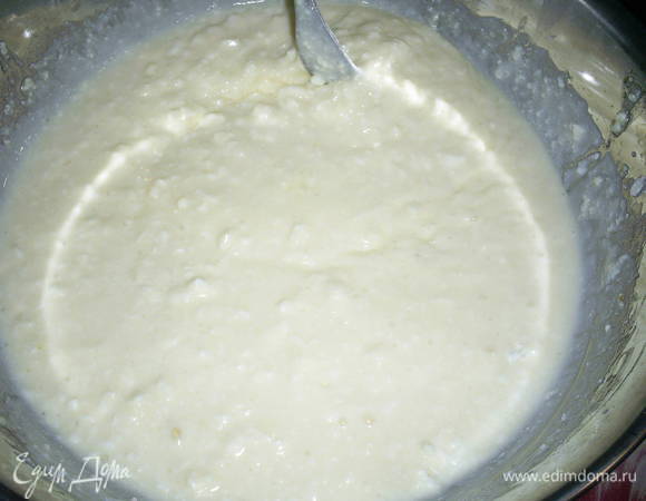 Добавляем к творожной массе простоквашу без сыворотки.
