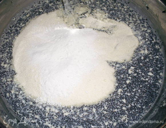 Все тщательно размешиваем, добавляем промытый изюм и заранее запаренный в кипятке мак (мак заливаем кипятком, накрываем емкость с ним крышкой, через 10-15 минут воду сливаем).
В полученную массу добавляем манку и разрыхлитель, все тщательно перемешиваем.